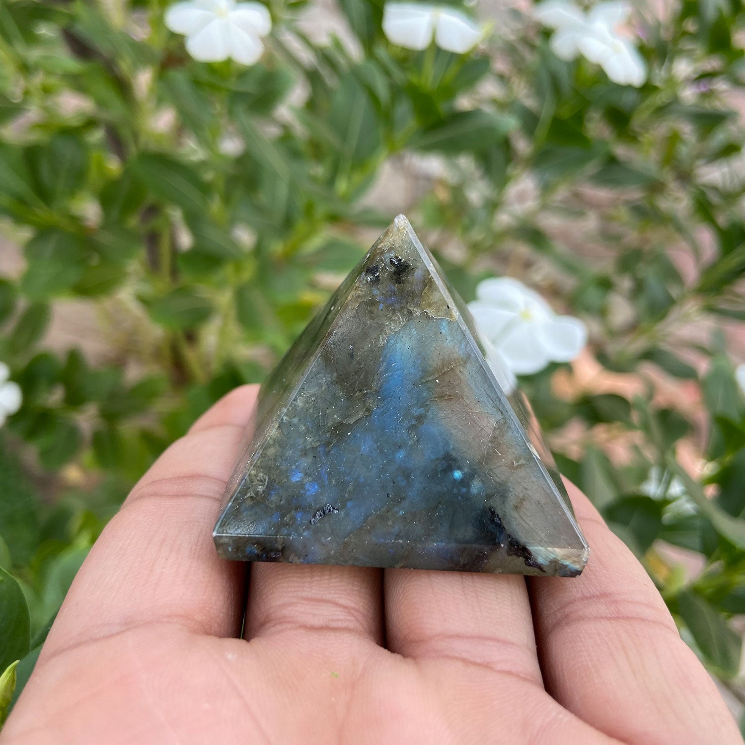 gemstone-pyramid-labradorite