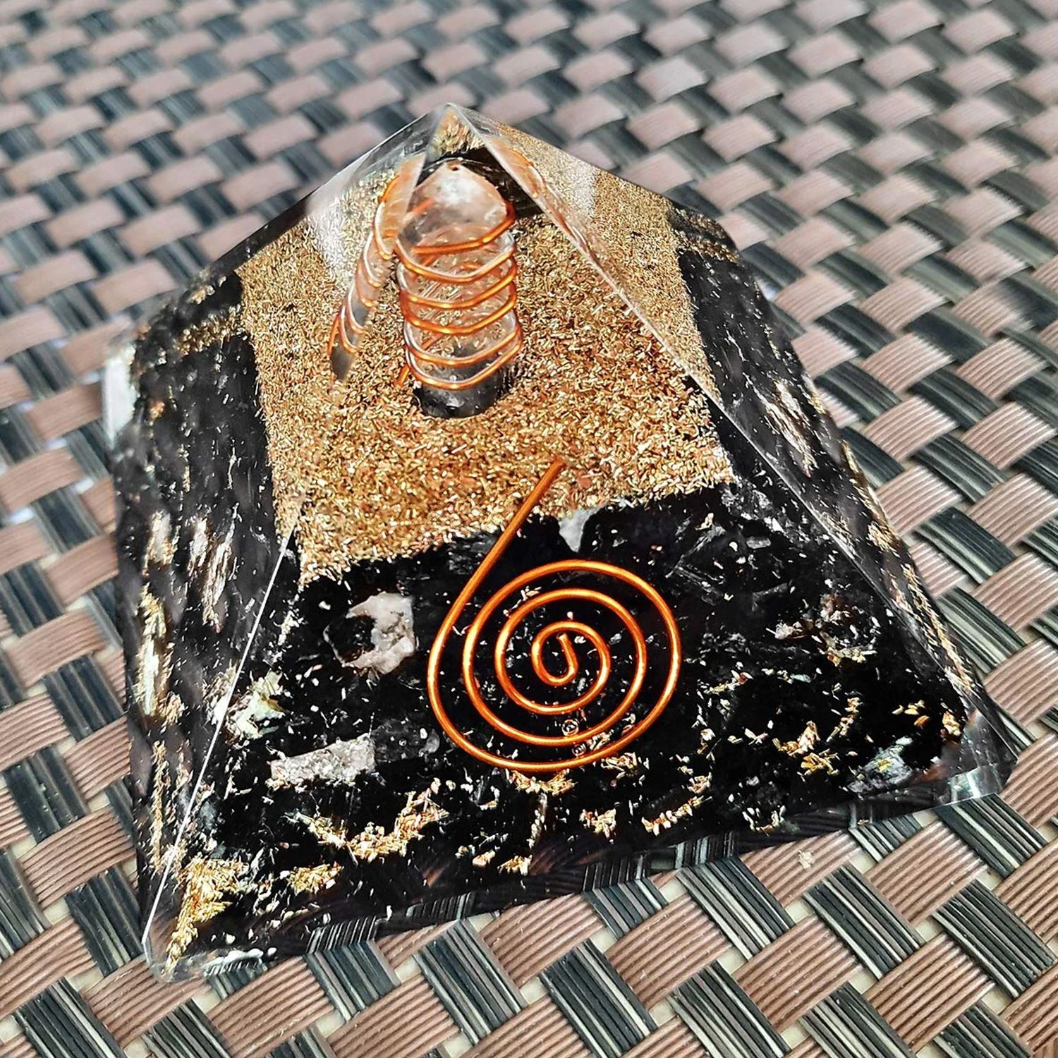 orgonite-pyramid-black-tourmaline